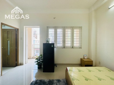 Căn Hộ Full nội thất Ban công lớn Lạc Long Quân, 3/2, Cầu vượt Cây Gõ