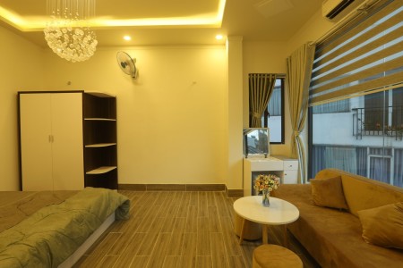 Studio ban công, cửa sổ lớn full nội thất