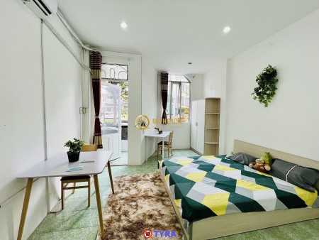 Căn hộ ban công_mặt tiền đường_máy giặt riêng_gần cầu Bông_sát Quận 1