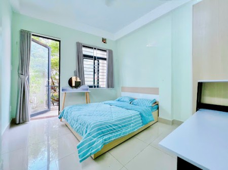 Studio với ban công, cửa sổ lớn. Đầy đủ nội thất 100% như hình