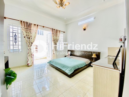 Studio với ban công lớn siêu thoáng. Được trang bị nội thất đẹp