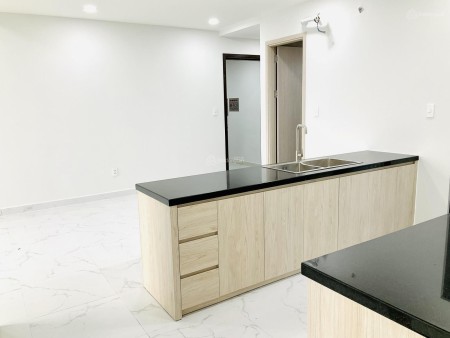 cho thuê nhanh căn hộ 3pn sẵn rèm tủ bếp view hồ bơi tại Charm City