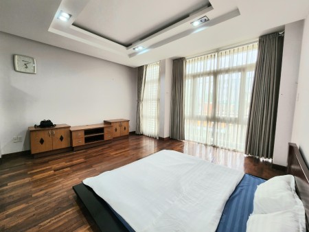 Phòng có cửa sổ toàn cảnh. Được trang bị nội thất gỗ sang trọng