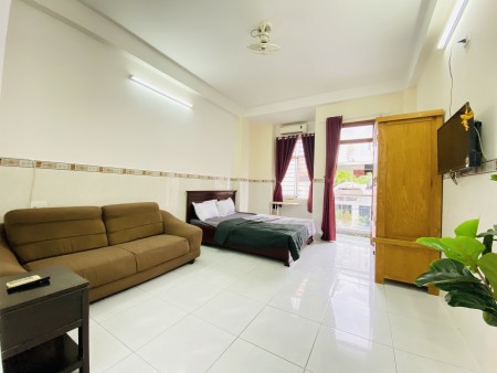 Cho thuê căn hộ Ban công 1 Phòng Ngủ gần Ngã Tư Hàng Xanh quận Phú Nhuận