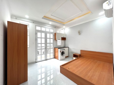 Căn hộ ban công_cửa sổ full nội thất ngay Ngã tư Hàng Xanh Nguyễn Gia Trí trường ĐH Hutech, 30m2, 1 phòng ngủ, 1 toilet