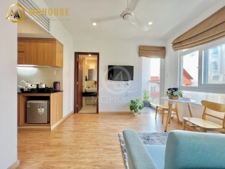 Căn Hộ 1 Phòng Ngủ - Ban Công - Full Nội Thất - Rộng 50m2 Ngay Trường Sơn - Bạch Đằng - Sát Sân Bay