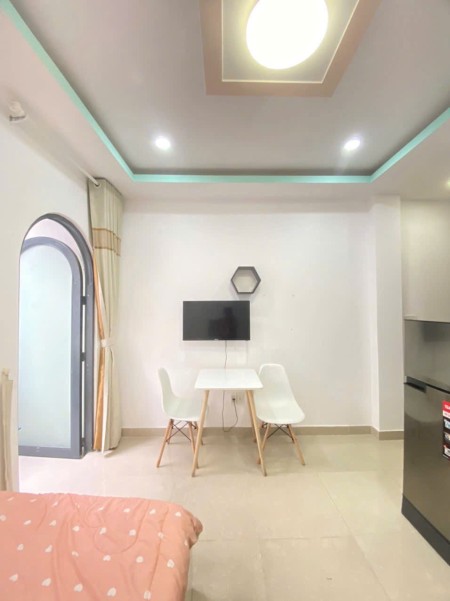 Căn hộ ban công cửa sổ lớn đường Nguyễn Công Trứ, gần chợ dân sinh Cầu Calmette, đầy đủ nội thất.