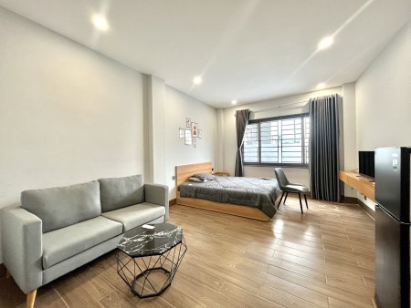 Căn hộ cao cấp rộng rãi full nội thất cửa sổ thoáng ngay vòng xoay Lăng Cha Cả