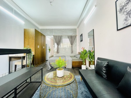 Căn hộ nội thất siêu xinh cửa sổ thoáng mát nằm ngay trung tâm quận 1