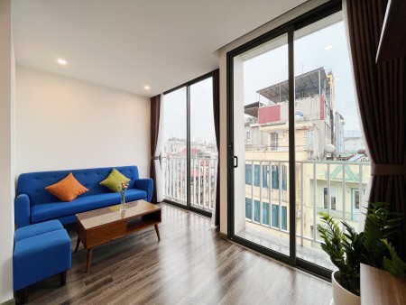 Cho thuê căn hộ 01 ngủ 45m2 tại mặt phố Võng Thị ngay mặt Hồ Tây, ô tô đỗ cửa