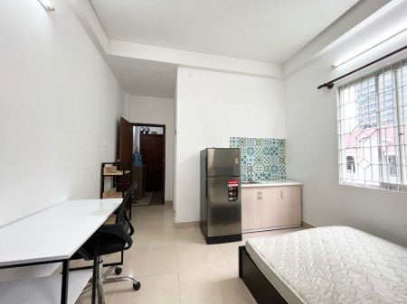 Cho thuê căn hộ giá rẻ đầy đủ nội thất có cửa sổ ngay trung tâm Quận 1