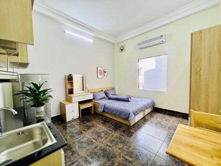 Cho thuê căn hộ đầy đủ nội thất có cửa sổ to thoáng gió gần công viên Quận 3