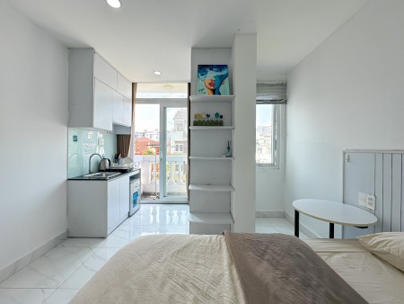 Căn hộ cho thuê có ban công full NT, ngay Sky Garden, Phạm Thái Bường Q7