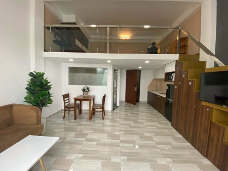 Duplex bancol ánh sáng trời đầy đủ tiện nghi giáp Quận 10