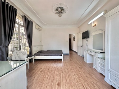 Căn hộ full nội thất, 35m2, ban công gần vòng xoay hàng xanh ở Nguyễn Cửu Vân