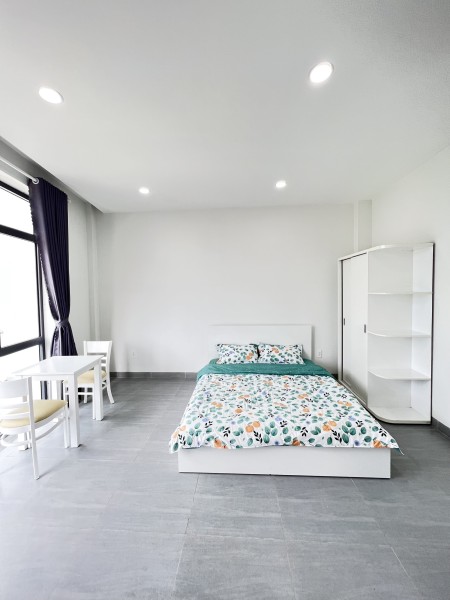 Cho thuê căn hộ view sông, ban công cửa sổ lớn, đầy đủ nội thất, có thể ở ngay. Hoàng Sa Trường Sa