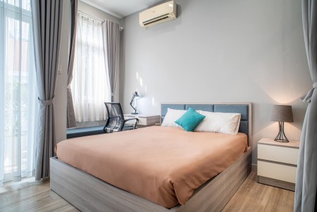 Căn hộ 1 phòng ngủ mới 100%, full nội thất, view kính và ban công riêng, ngay Lý Thường Kiệt