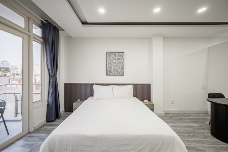 Studio full nội thất, có ban công, trên mặt tiền Quận 1