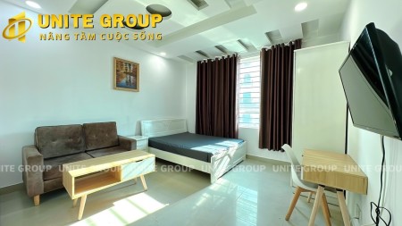 Cho thuê căn hộ tại quận 1 đầy đủ tiện nghi có cửa sổ lớn thang máy di chuyển trong toà nhà