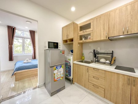 Cho thuê căn hộ ban công đầy đủ tiện nghi quận 1 gần công viên Lê Văn Tám, siêu thị, bệnh viện...