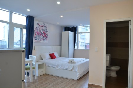Cho thuê phòng studio cực chill với cửa sổ xung quanh giường tại Tân Định Quận 1