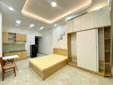 Căn hộ sạch sẽ cho thuê có ban công máy giặt riêng tại Quận 3