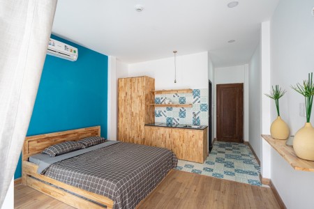 Cho thuê phòng Studio siêu sáng thoáng nhờ cửa sổ và bancong mở tại Quận 1 gần Dinh Độc Lập