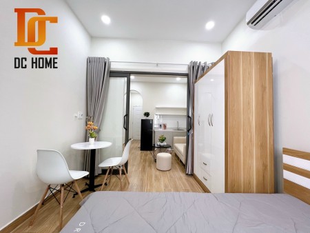 Căn hộ 1 phòng ngủ đầy đủ nội thất cửa sổ lớn mát mẻ có smart Tivi trong phòng tại quận 10