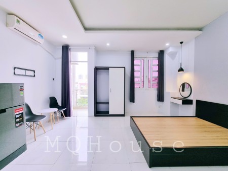 Căn hộ ban công full nội thất, tòa nhà thang máy mặt tiền đường Vĩnh Viễn gần đại học UEH