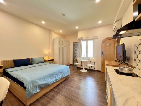 Căn hộ studio 35m2 có cửa sổ thoáng mát tại Đề Thám Q1 Gần Chợ Và Bùi Viện