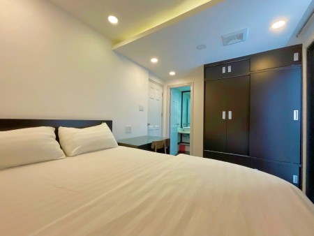 Cho thuê căn hộ 2 phòng ngủ 2 toilets 60m2 full nội thất thang máy hầm xe bảo vệ ngay Nguyễn Thông