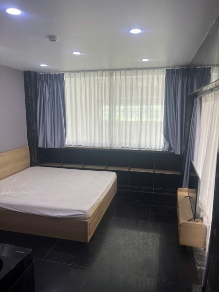 Cho thuê căn hộ cửa sổ lớn ngay Võ Văn Kiệt, quận 1, gần Phố tây Bùi Viện, Cầu Calmette