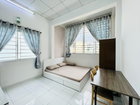Cho thuê căn hộ cửa sổ trời xa bếp full NT gần công trường Dân Chủ, chợ Bàn Cờ Q3