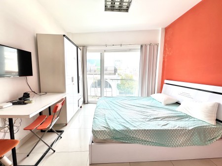 Cho Thuê Phòng Ban công Lớn - Ngay Chợ Tân Định - bờ Kè Hoàng Sa - ISB - Công Viên,Cửa Hàng Tiện lợi