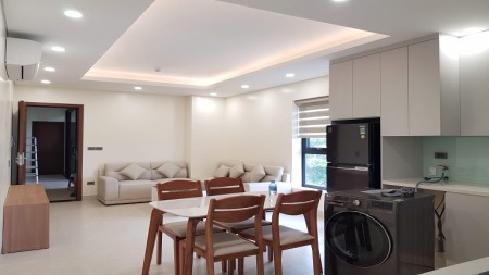 Cho thuê căn hộ dịch vụ mới tinh tại Đội Cấn, Ba Đình, 90m2, 2PN, cửa sổ, ban công thoáng mát