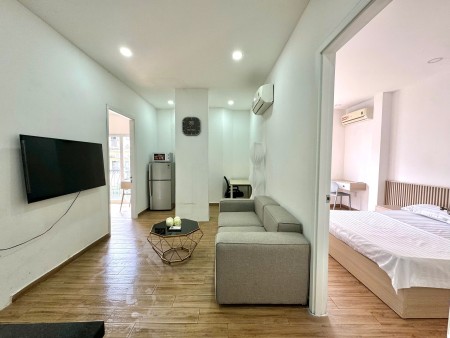 Cho thuê căn hộ 2PN 80m2 cao cấp, ngay công viên Lê Văn Tám, toà có thang máy, máy giặt tiện nghi