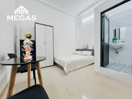 Căn hộ full nội thất mới tinh - Cửa sổ thoáng - Ngay vòng xoay Phú Lâm