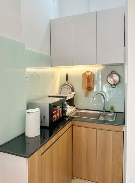 Cho thuê căn hộ full nội thất – cửa sổ rộng, thoáng mát.