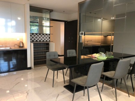 Căn hộ 1 phòng ngủ, có sân vườn, bước thẳng ra hồ bơi, cực kì thoáng mát. Vô ở liền!