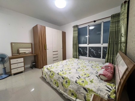 Diện tích 100m2 3pn2wc, có view ban công siêu đẹp, dàn phơi riêng, có hồ bơi và khu vui chơi