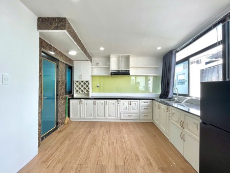 Căn hộ full nội thất, cửa sổ lớn, có máy giặt riêng ở Phan Đình Phùng, Phú Nhuận giáp Quận 1, Quận 3