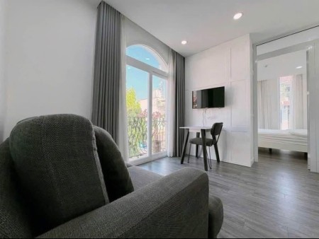 Căn hộ 1 phòng ngủ có ban công thoáng, tràn ngập ánh sáng tự nhiên, gần ga Metro Thảo Điền và cầu SG