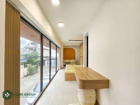 Studio ban công new, full nội thất, trung tâm quận 7