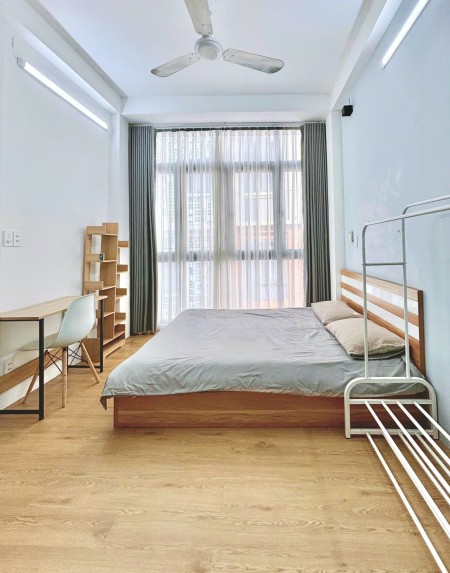 Cho thuê căn hộ dịch vụ có cửa sổ lớn, thoáng mát, gần Ga Sài Gòn, Công viên Lê Thị Riêng và chợ HH
