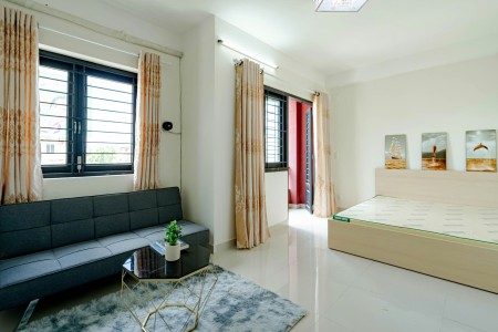 Cho thuê căn hộ ban công rộng – Full nội thất – Quận 1, ngay cầu Nguyễn Văn Cừ