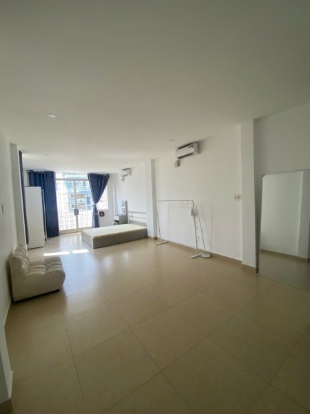 Cho thuê căn hộ đường Vĩnh Hội Quận 4 có ban công thoáng rộng rãi gần cầu Kênh Tẻ mặt tiền đường