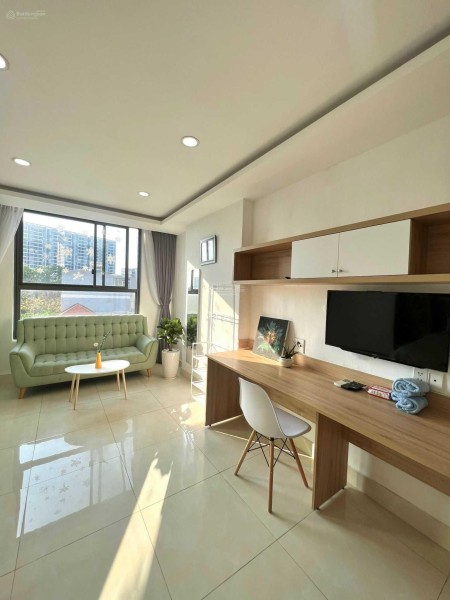 Cho thuê nhanh căn hộ 1PN dạng studio có lô gia giặt phơi giá chỉ 10tr/tháng.
