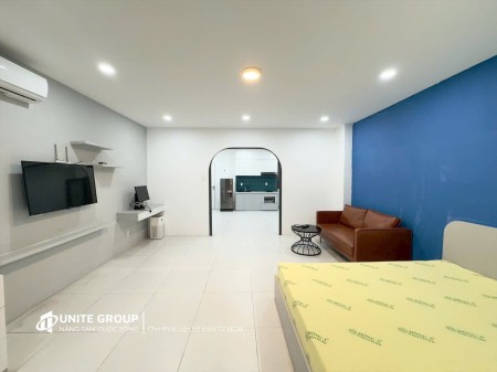 Cho thuê căn hộ 1 phòng ngủ có ban công thoáng mát gần sân bay Tân Sơn Nhất, Tân Bình