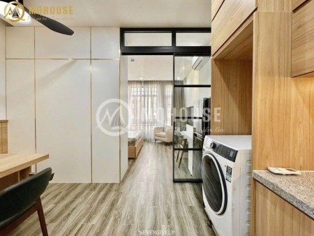 Cho thuê căn hộ 1 phòng ngủ, ban công – Tone gỗ cao cấp, gần sân bay và công viên Hoàng Văn Thụ