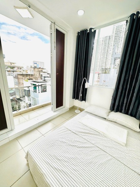 Cho thuê căn 2 phòng ngủ 1 phòng bếp ở Nguyễn Cảnh Chân quận 1, cửa sổ ban công view cao, nhà mới